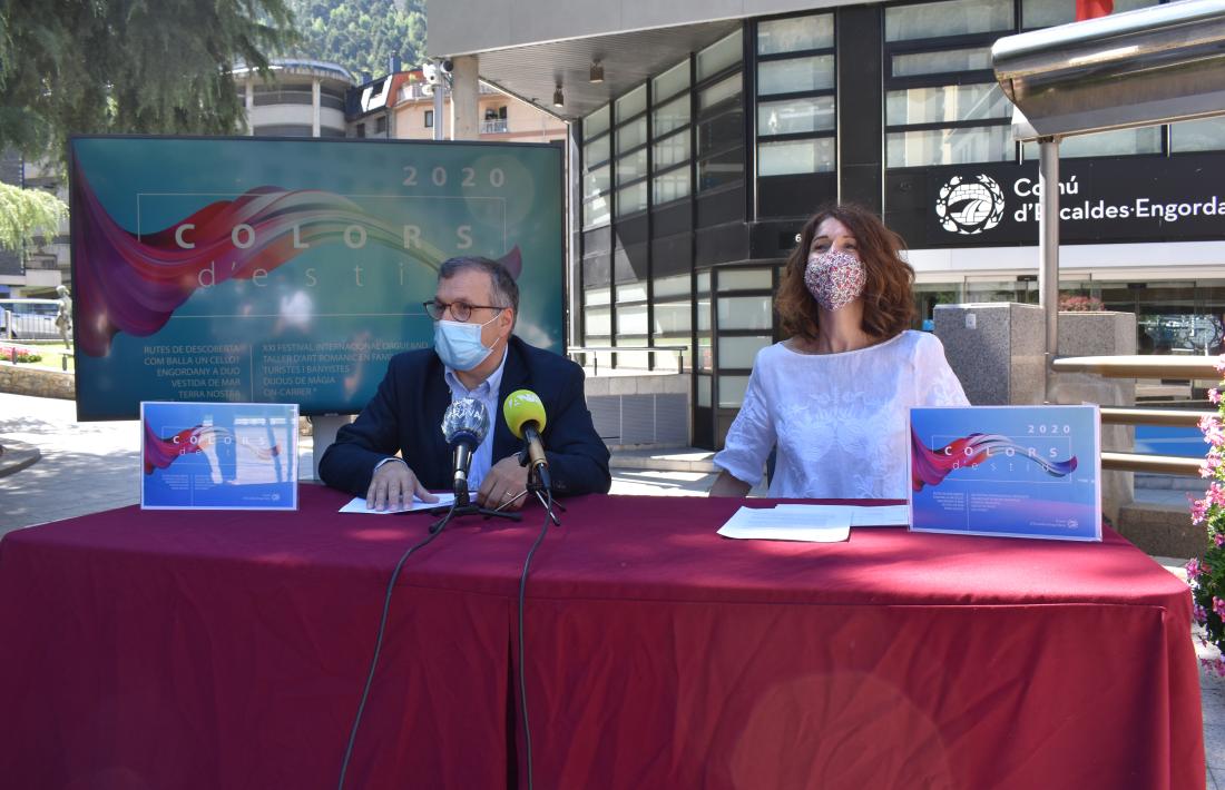  El conseller de Vida Cultural i Aparcaments, Valentí Closa, i la cap de Cultura, Anna Garcia, en la presentació de Colors d'Estiu 2020.