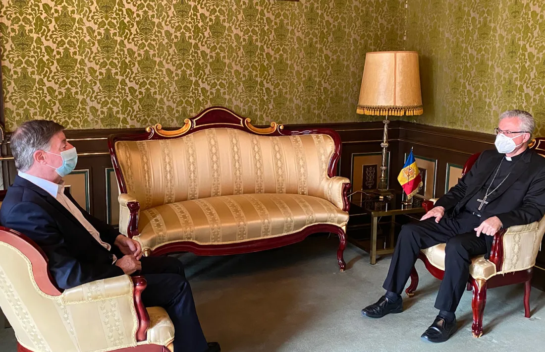 El copríncep Joan-Enric Vives amb el president del Consell Superior de la Justícia, Enric Casadevall.