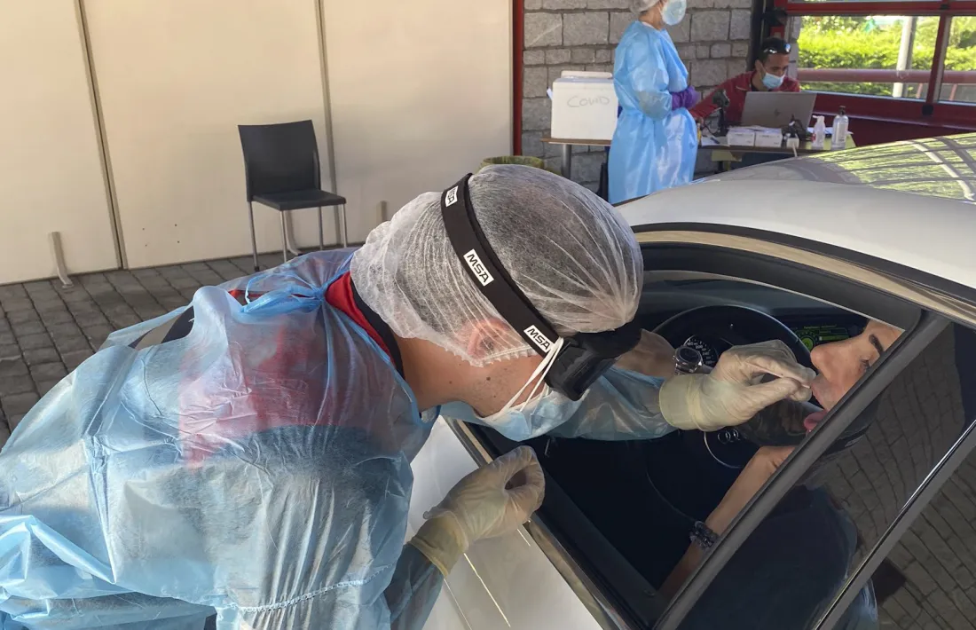 Un bomber agafa mostres d'un ciutadà.   Foto: SAAS