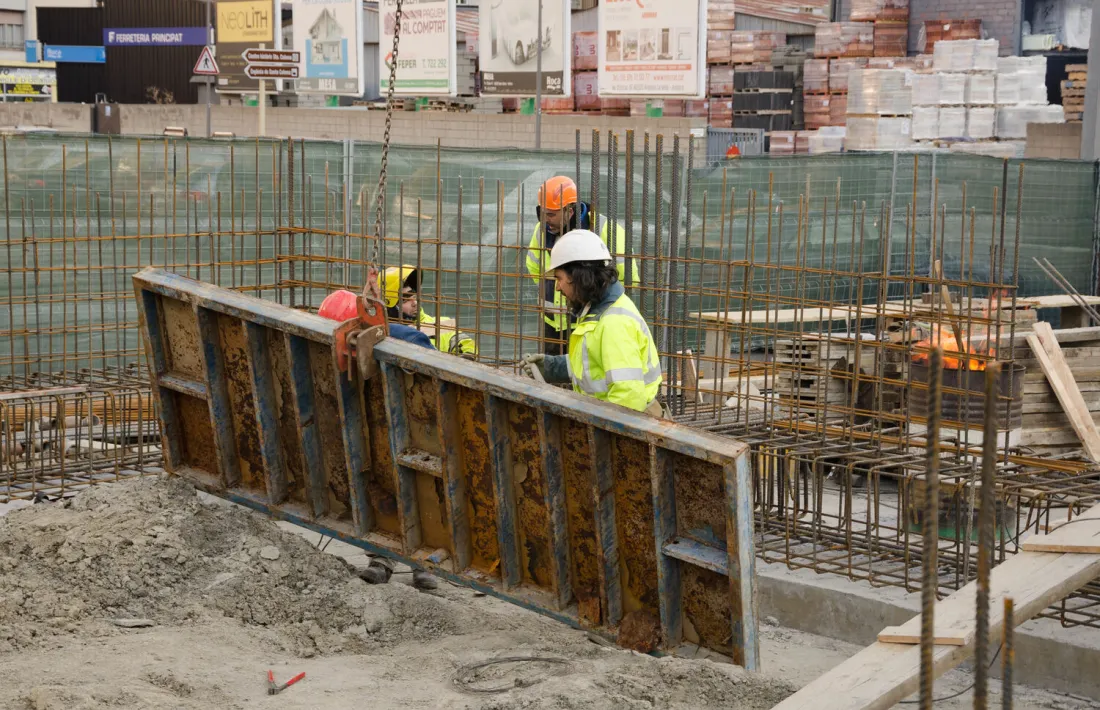 Treballadors de la construcció a unes obres a Santa Coloma.