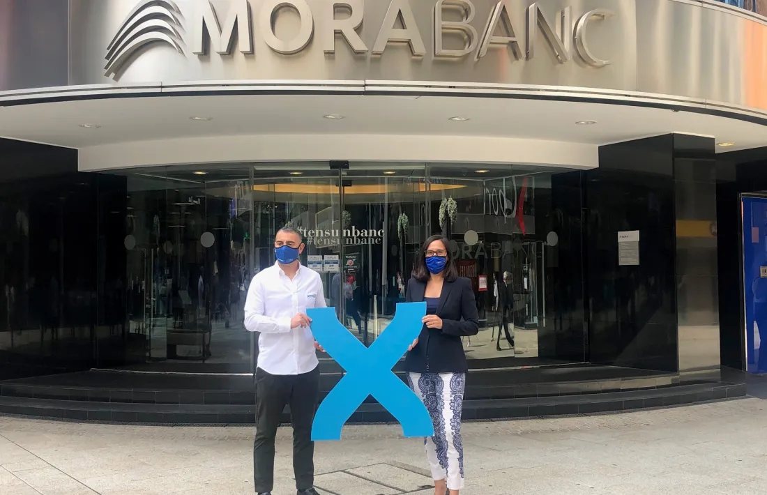 Riera i Ledesma han escenificat la signatura de l'acord amb una imatge a l'exterior del banc.