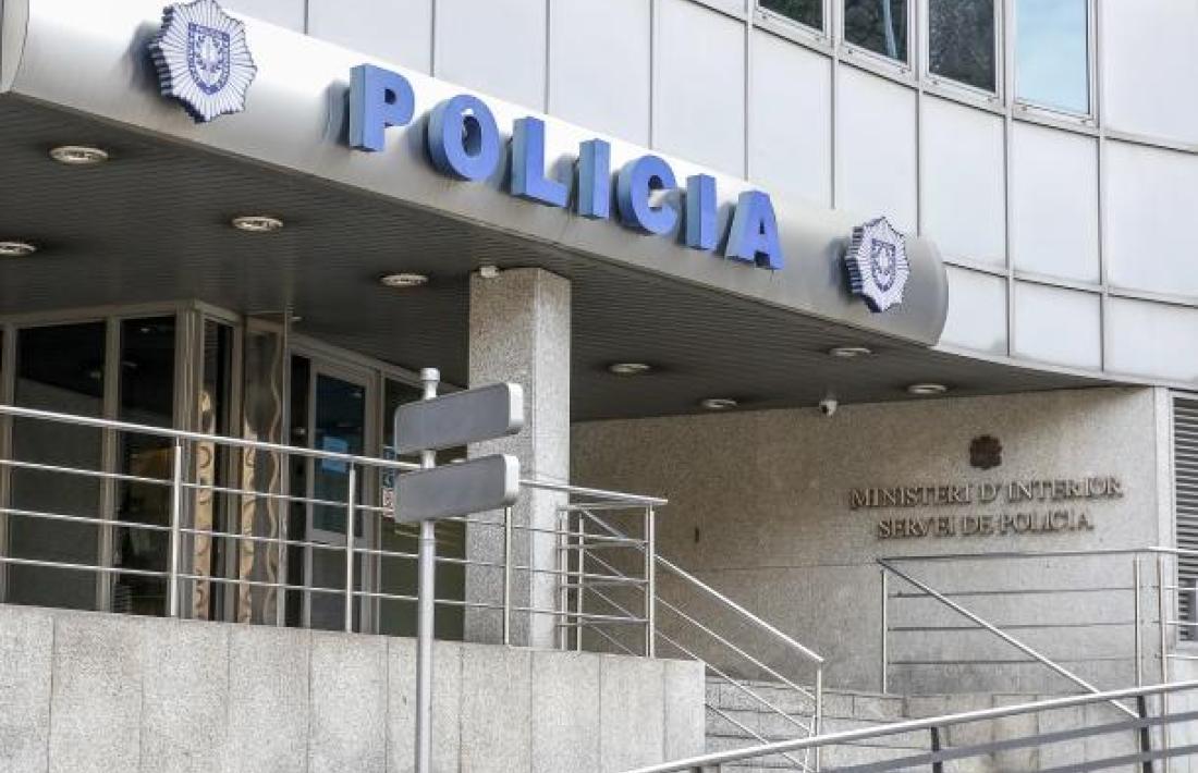 L'entrada a l'edifici administratiu de la policia.