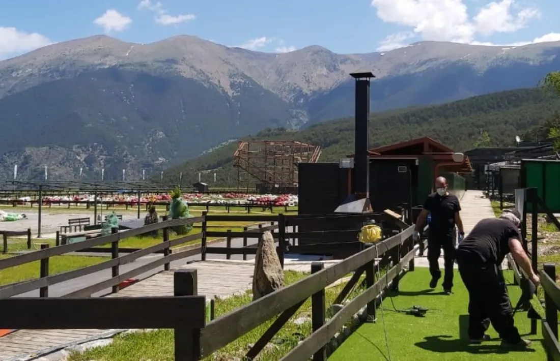 Operaris treballant a les instal·lacions de Naturlàndia.