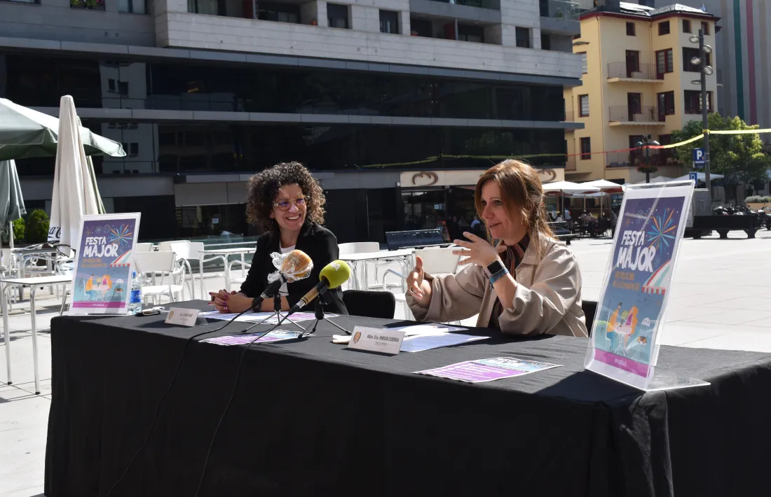 La cap de Cultura, Laura Rogé, i la cònsol menor de Sant Julià de Lòria, Mireia Codina, durant la presentació.