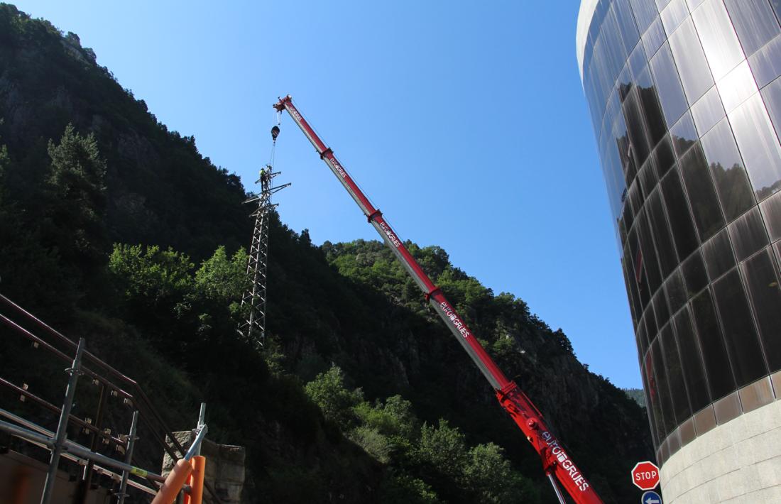 Treballs de retirada d'una de les torres.