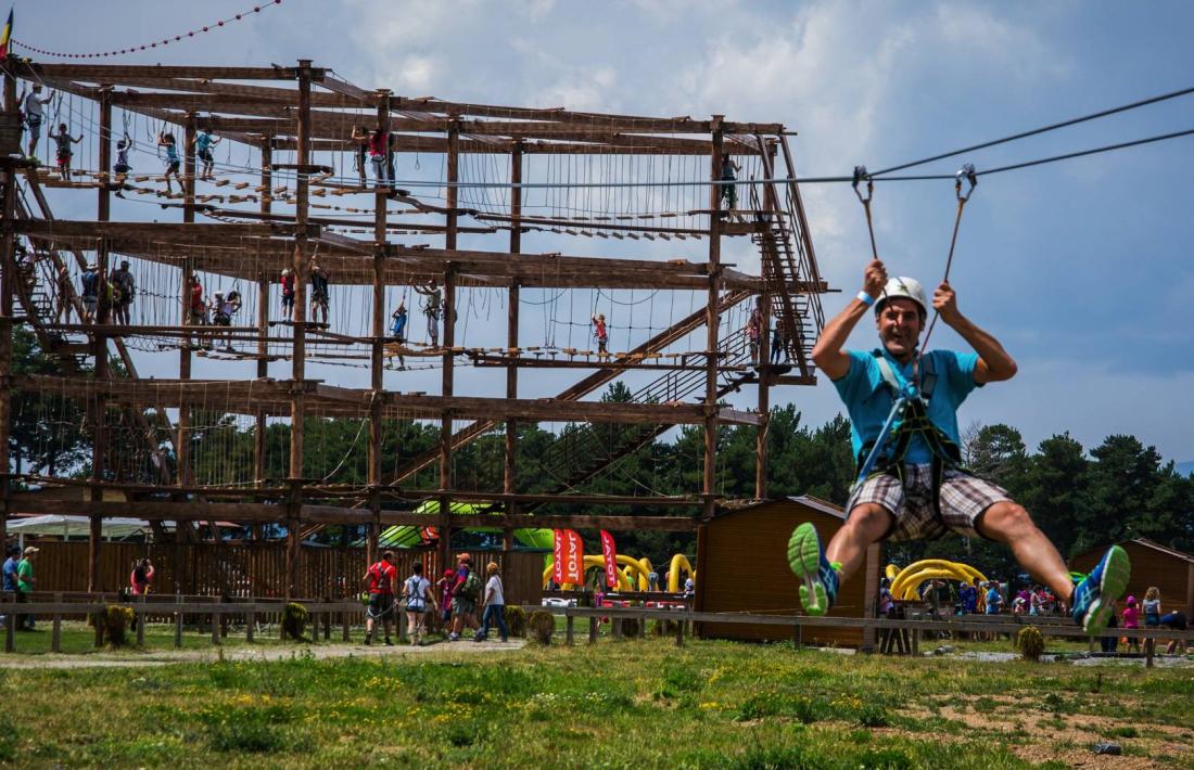 Visitants a les activitats de la cota 1.600 de Naturlàndia.