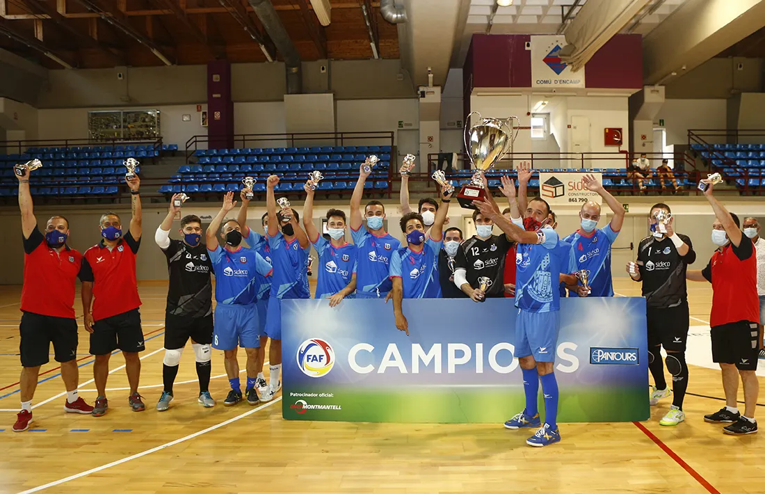 L’equip encampadà celebrant l’entrega del trofeu al Complex Esportiu.