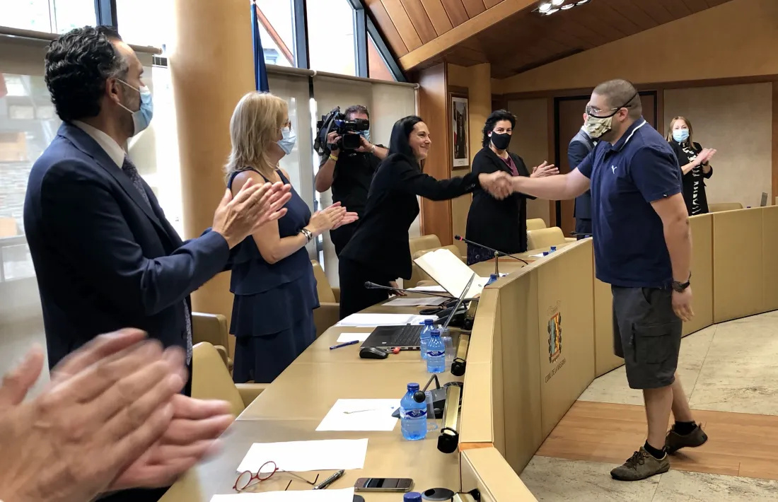 Un moment del jurament dels deseners dels quarts al consell de Comú, ahir.