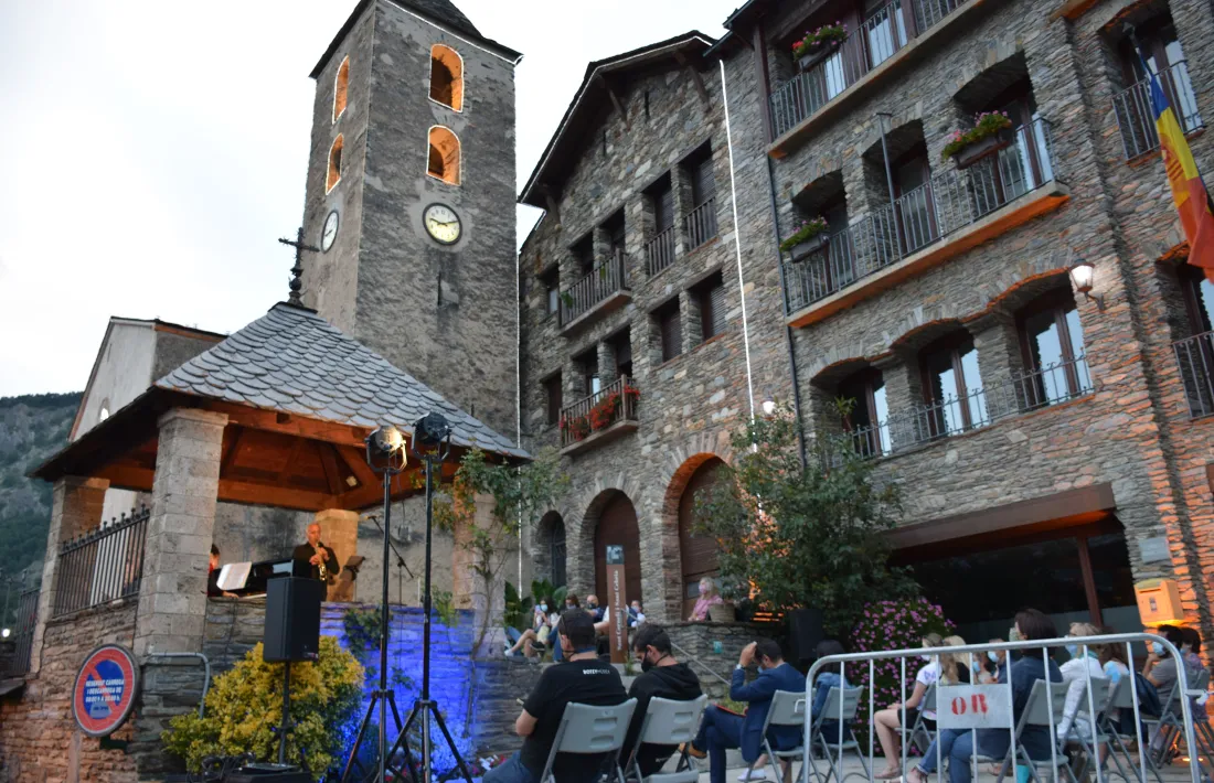 Concert del duet de saxo i piano format per Efrem Roca i Míriam Manubens a la plaça Major d'Ordino.