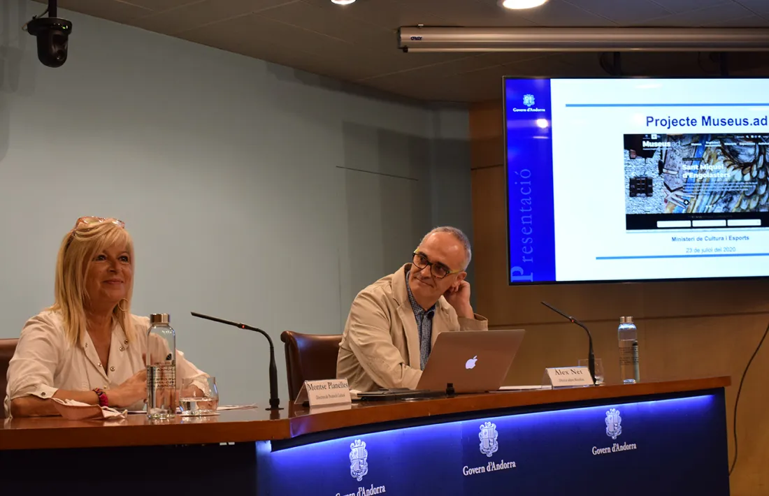 La directora de Promoció Cultural, Montserrat Planelles, i el director adjunt de l'empresa Microblau, Àlex Net, presenten la nova web dels museus.