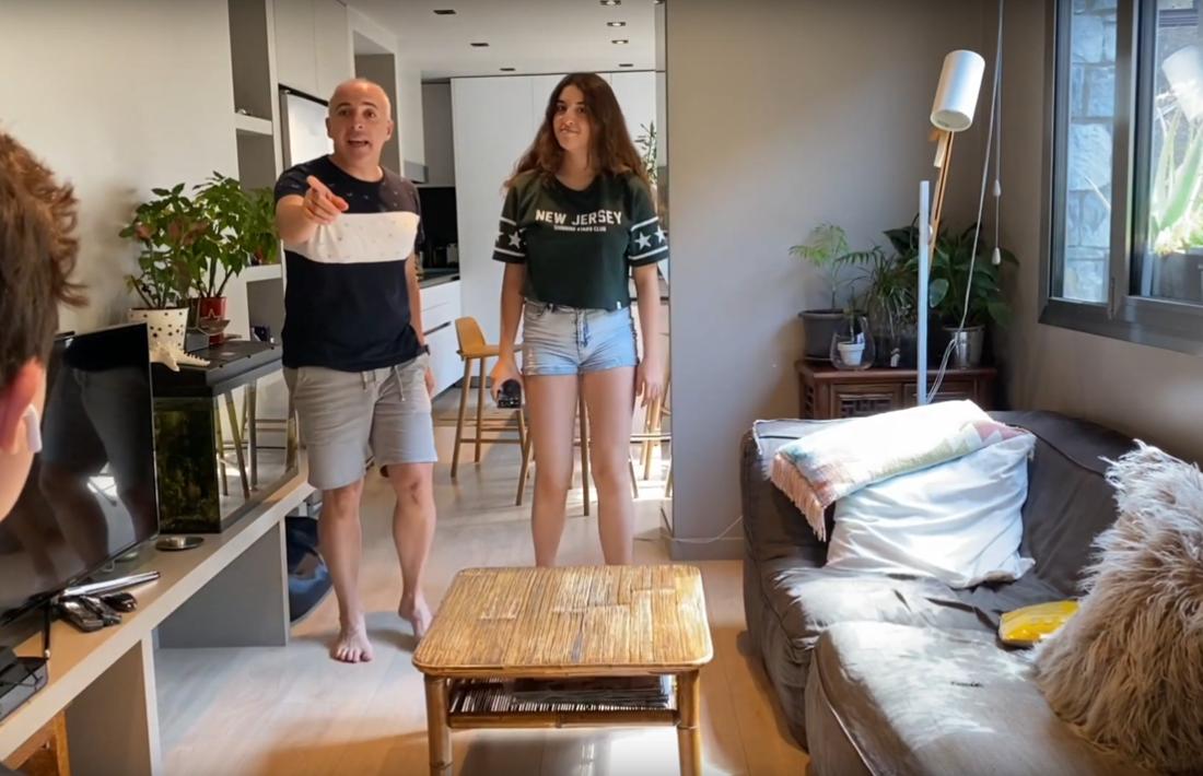 Efrem Roca i família, durant un moment de la gravació de la sèrie. 