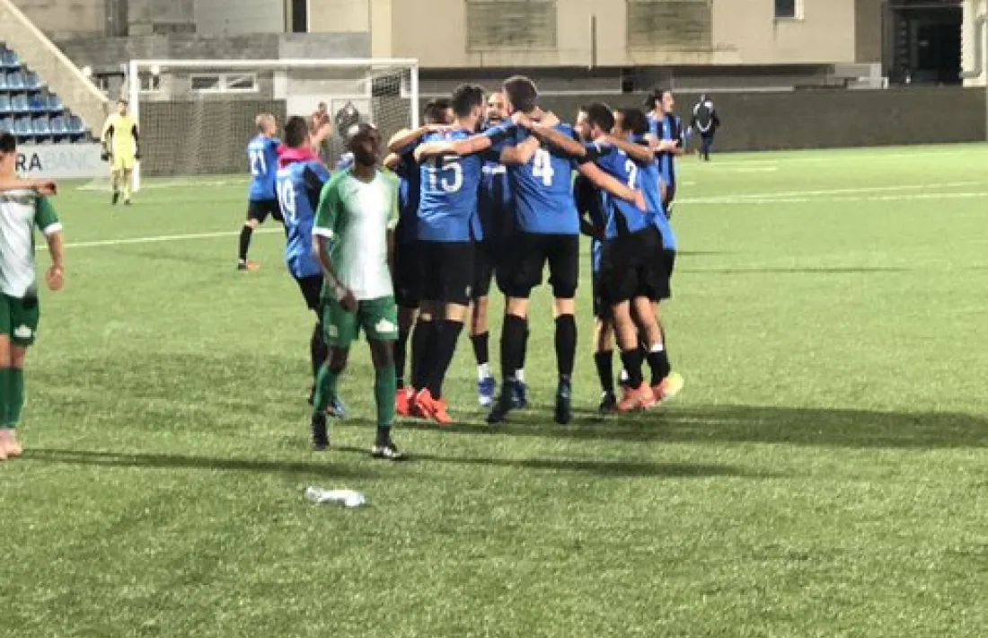 Els jugadors de l’Inter Club Escaldes celebren el triomf que els dona el títol de lliga.