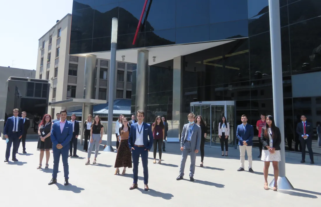 Els joves estudiants que han començat aquest dilluns les pràctiques d'estiu a Andbank.