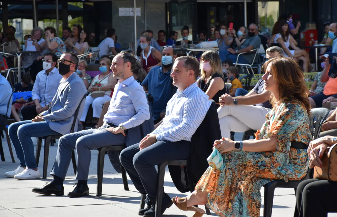 Els cònsols lauredians, el cap de Govern i el ministre Víctor Filloy, seguint el ball de la Marratxa.
