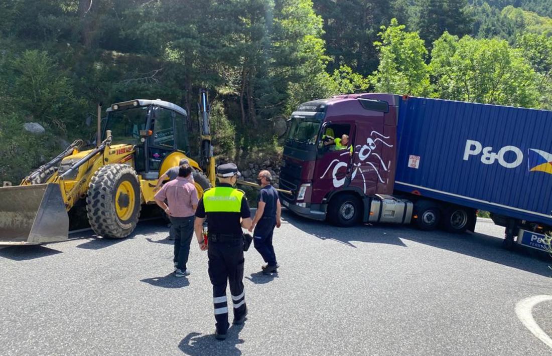 El camió entravessat a la carretera dels Cortals.