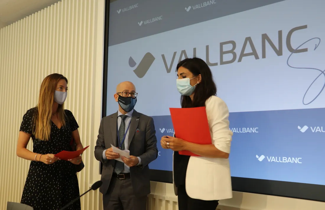La secretària d’Estat d’Afers Socials, Habitatge i Joventut, Maria Teresa Milà; la secretària d’Estat de Salut, Helena Mas, i el director general de Negoci de Vall Banc, Sergi Martín.