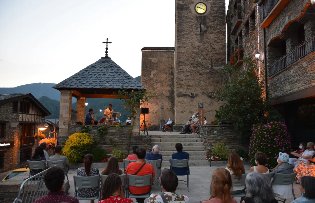 L'espectacle 'Son de la carabela' a la plaça Major d'Ordino.