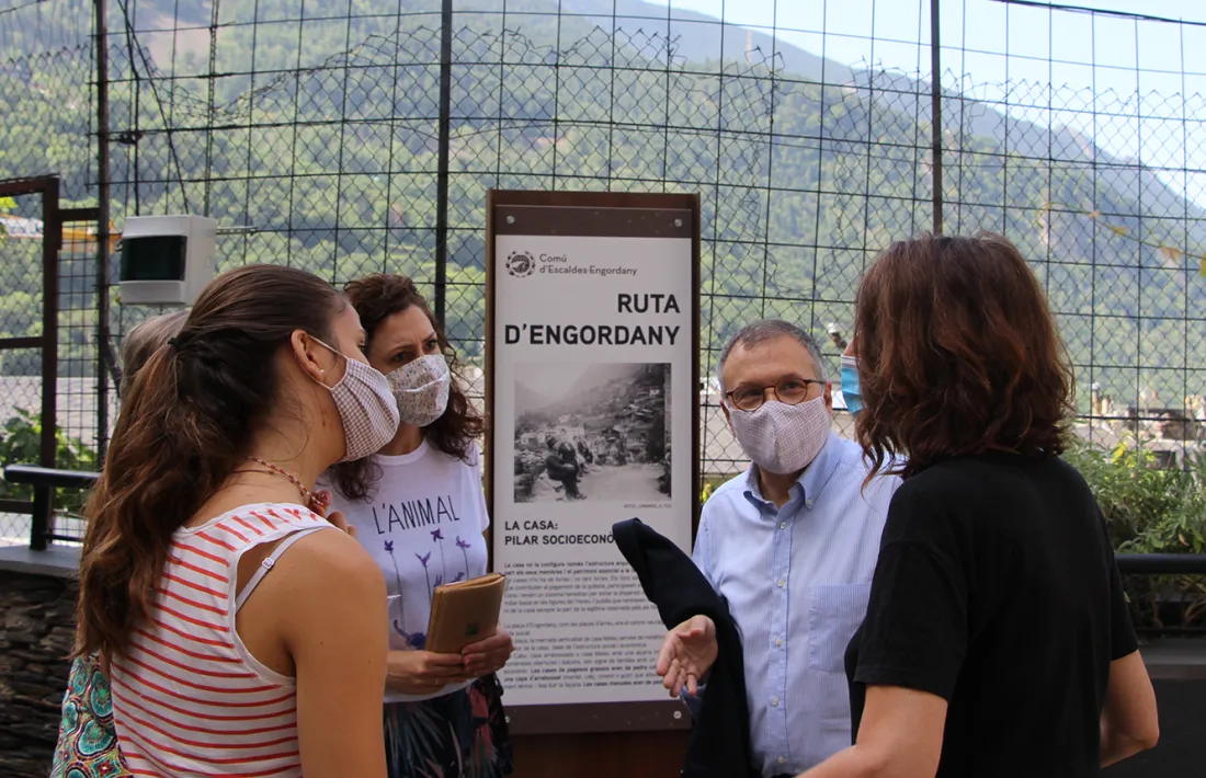 El conseller de Vida Cultural i Aparcaments d'Escaldes-Engordany, Valentí Closa; dues actrius; la directora artística de l'espectacle, Irina Robles, i la directora del departament de Cultura, Anna Garcia, conversen abans de la presentació.