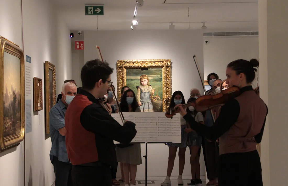 Carlota Franch (violí) i Esteve Ticó (viola), durant l'actuació.