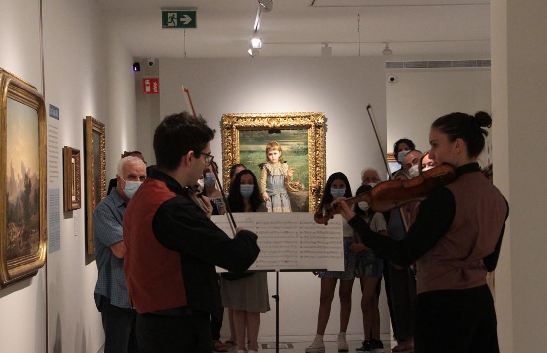 Carlota Franch (violí) i Esteve Ticó (viola), durant l'actuació.