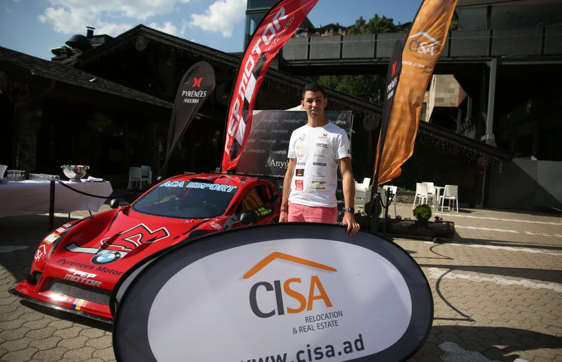 El pilot Raül Ferré amb el nou vehicle per a aquesta temporada, ahir a AnyósPark.