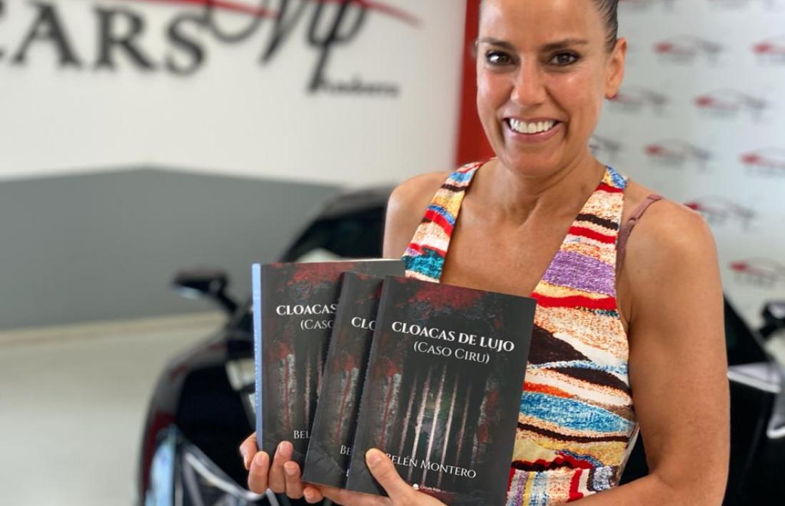 Belén Montero, la novel·lista debutant, amb exemplars del llibre, publicat per Círculo Rojo.  