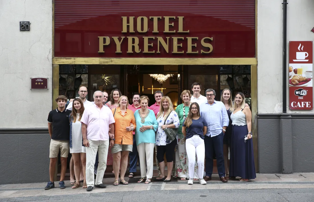 Mari Carmen Barrenechea i la seva família davant de l’Hotel Pyrénées.