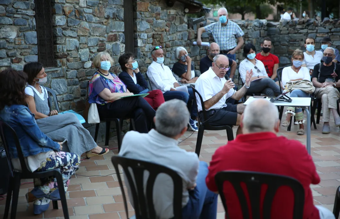 Claude Benet en un moment de la seva intervenció en la presentació pública del moviment ciutadà AD.HOC ahir a la capital.