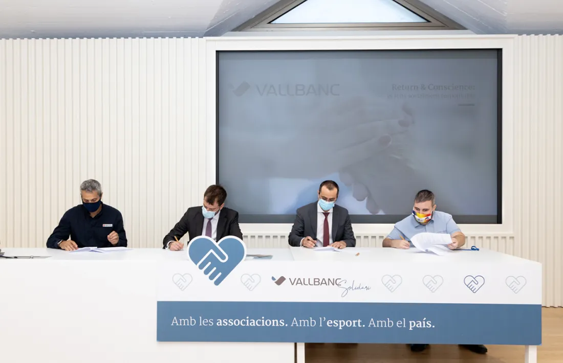 Un moment de la signatura del conveni amb els nous beneficiaris.