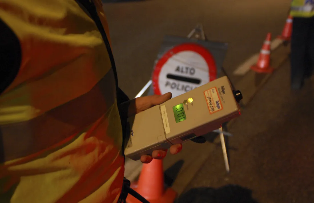 Un agent en una campanya de controls d’alcoholèmia anterior.
