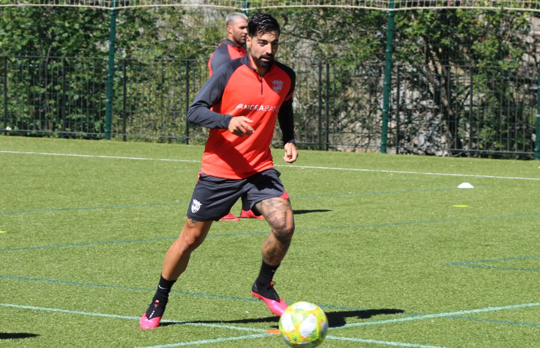 El davanter de l’FC Andorra, Carlos Martínez, es va entrenar ahir amb els seus companys a Prada de Moles.