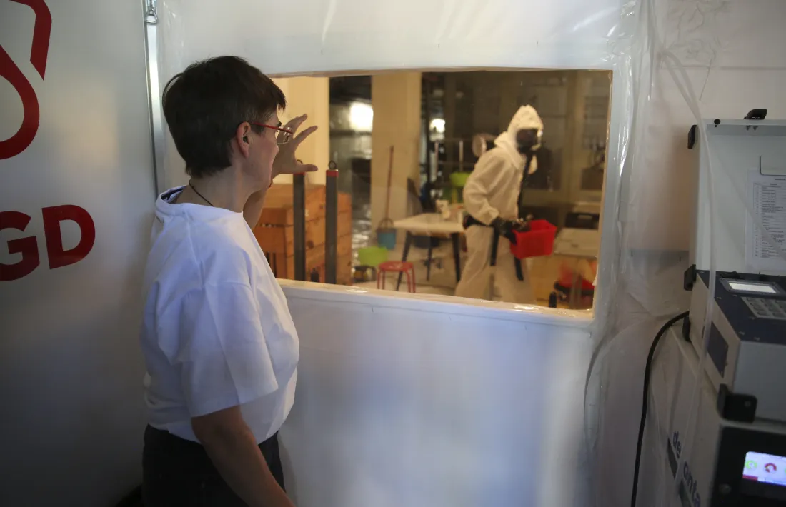 Xaro López, que ha dirigit la descontaminació de Radio Andorra, observa com els operaris extreuen les últimes restes d'amiant de les instal·lacions.