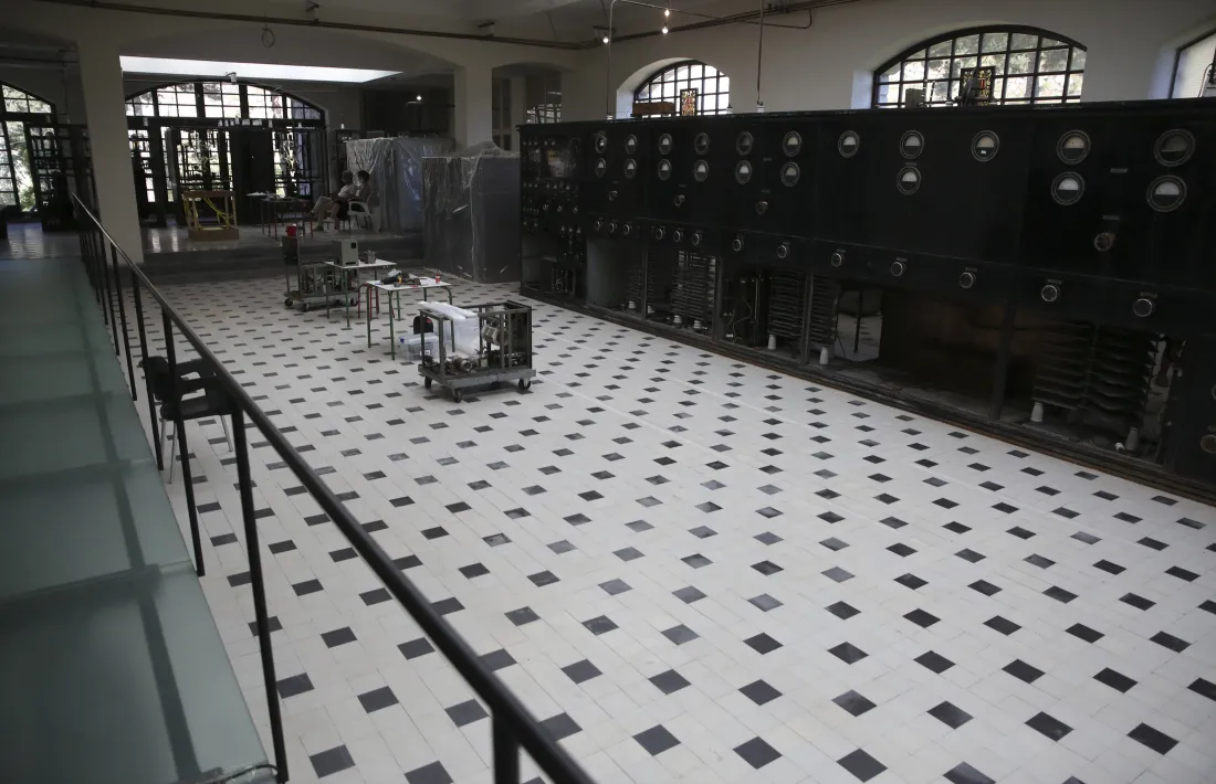 La sala de màquines del primer pis, amb l'emissor SFR del 1939 a punt de rebre els últims calaixos amb els elements ja descontaminats.