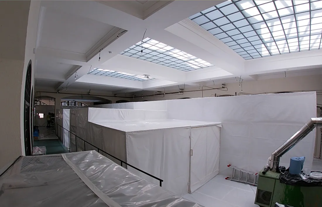 La mateixa sala, al juliol, amb la bombolla que s'hi va haver d'instal·lar per extreure'n l'amiant amb seguretat.