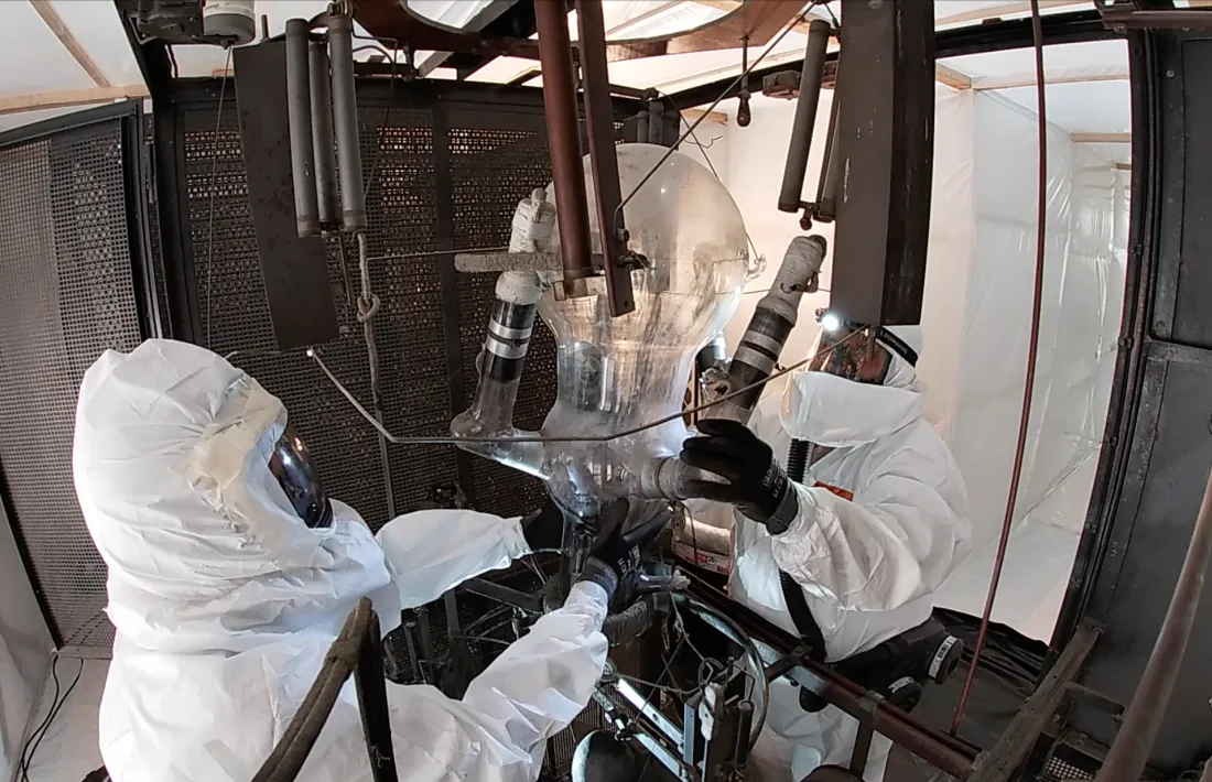 Netejant una vàlvula amb l'equipament que els tècnics havien de vestir a l'interior de la bombolla.