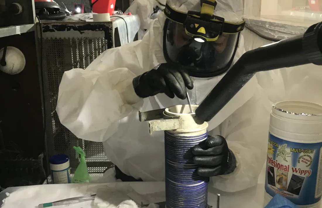 Tan sols podien treballar quatre hores al dia i en sortir de la bombolla havien de seguir un protocol amb sis etapes i dus dutxes.