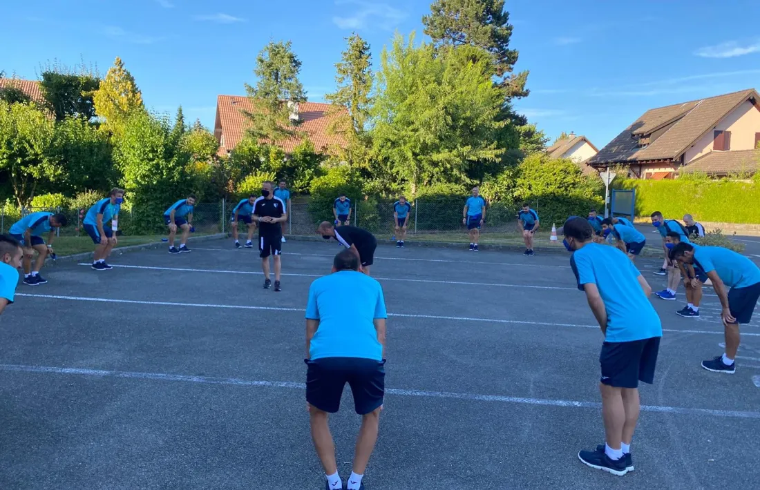 L’Inter Club Escaldes va realitzar una passejada a prop de l’hotel de Nyon i els jugadors van aprofitar per fer estiraments.