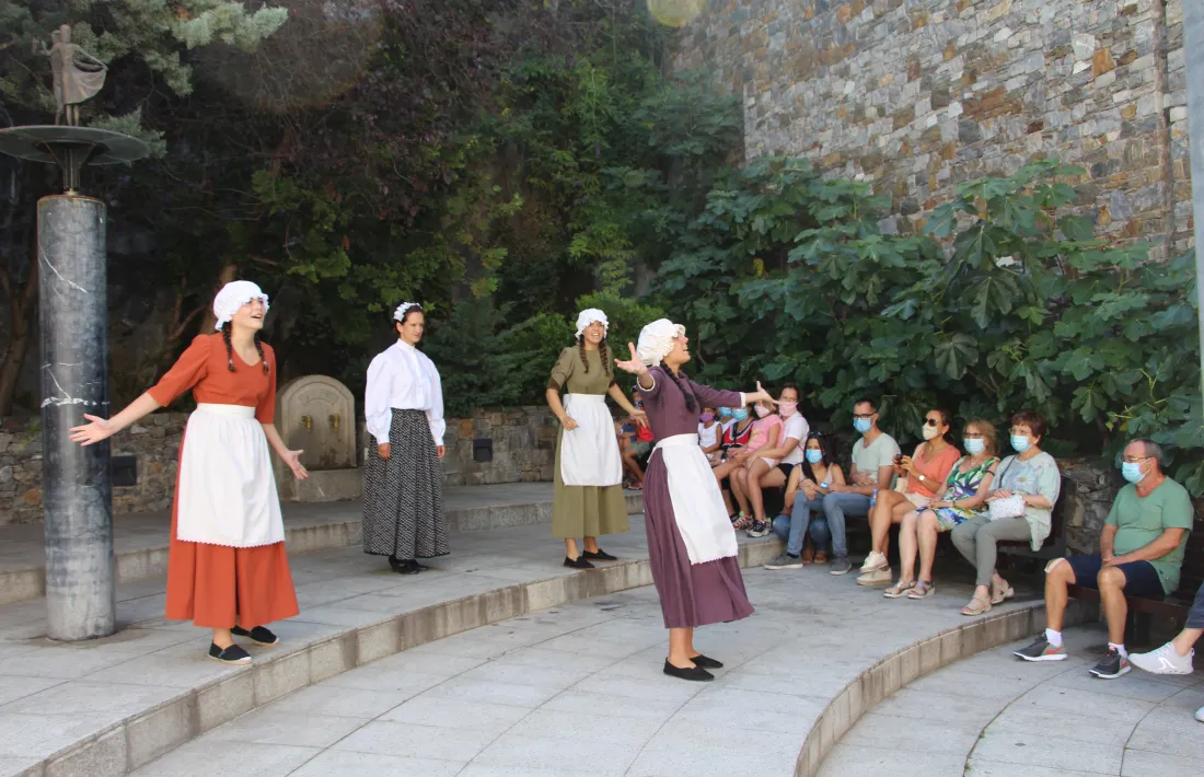 Inici de l'espectacle 'Turistes i Banyistes' a la plaça de l'Esbart Santa Anna a Escaldes-Engordany.
