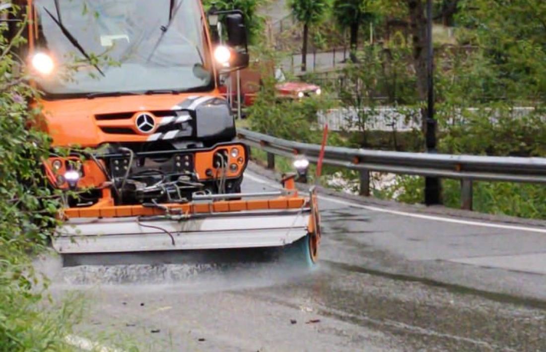 Una màquina del COEX netejant una carretera.