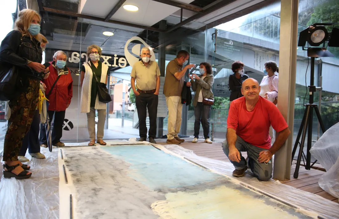 L’artista va interpretar ahir en una tela el haiku “Sota les fulles/ nit clara i humida/ troba parella”. 