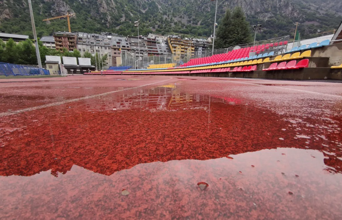 L'Estadi Comunal ahir es va convertir en una petita 'piscina'.