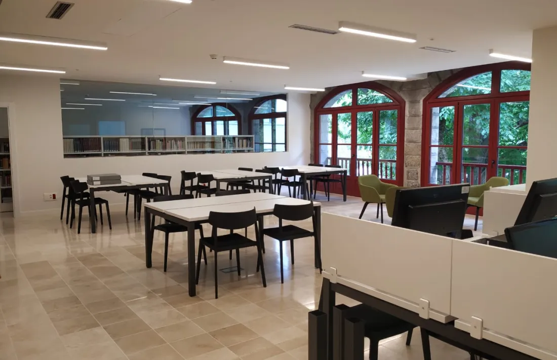 La sala amb els fons, separada dels setze punts de lectura de la sala de consulta, a la planta baixa del Rosaleda.