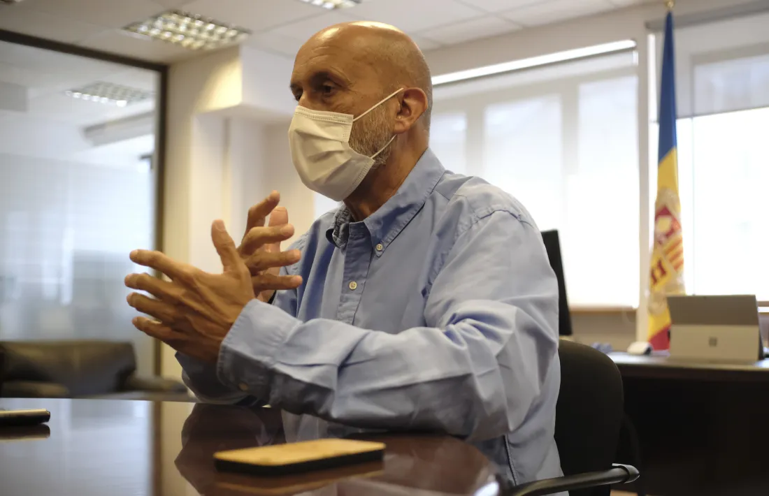 El ministre de Salut, Joan Martínez Benazet, ahir al seu despatx de Clara Rabassa.