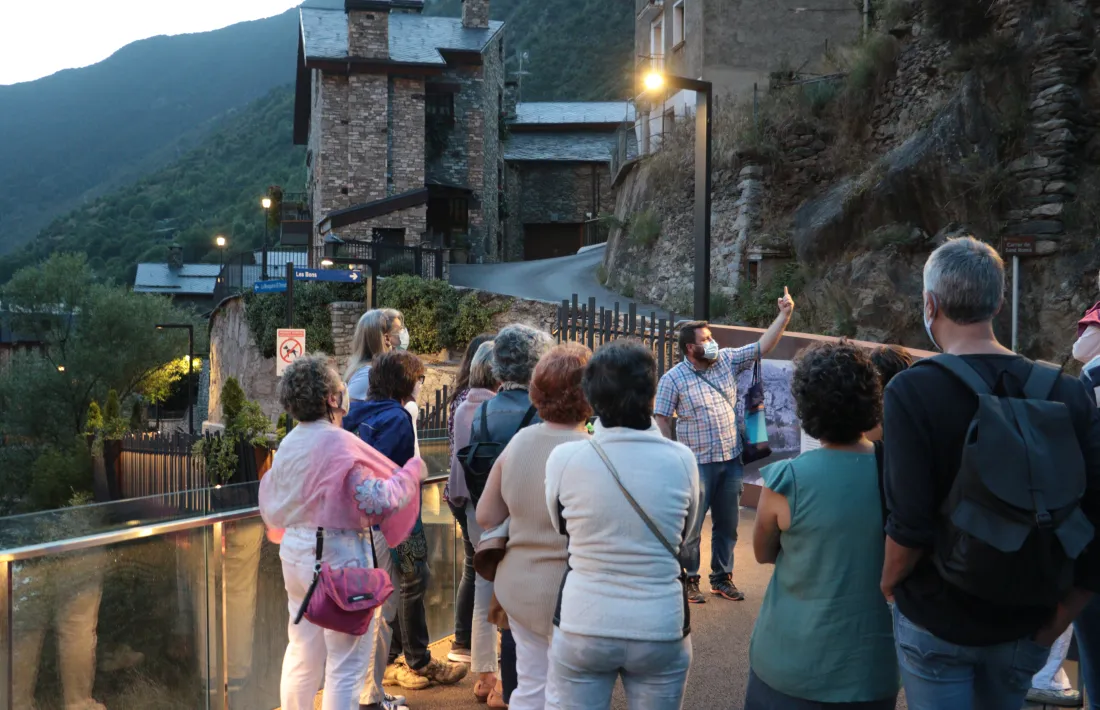Robert Lizarte, guia d'Encamp, es dirigeix als assistents de la visita nocturna de les Bons.