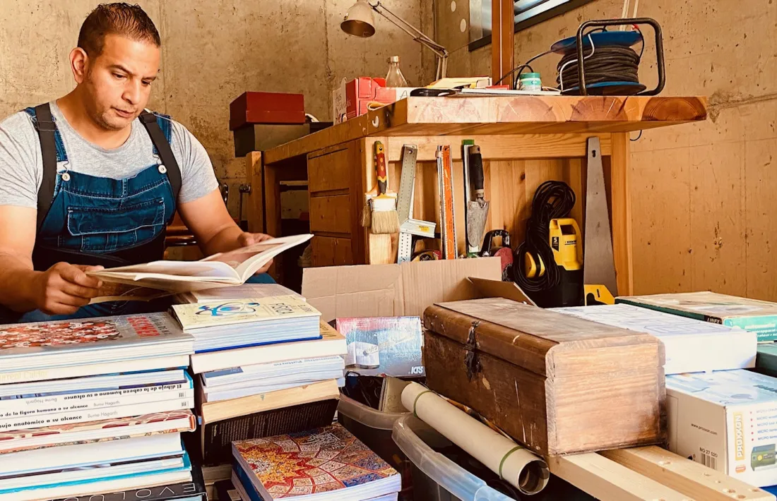 Ahmed Keshta endreçava ahir uns papers al seu estudi d’Engolasters.