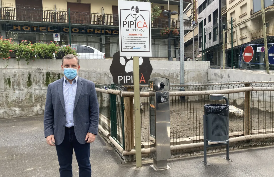 El cònsol major de Sant Julià de Lòria, Josep Majoral, davant el pipicà situat a l'aparcament del Prat Nou