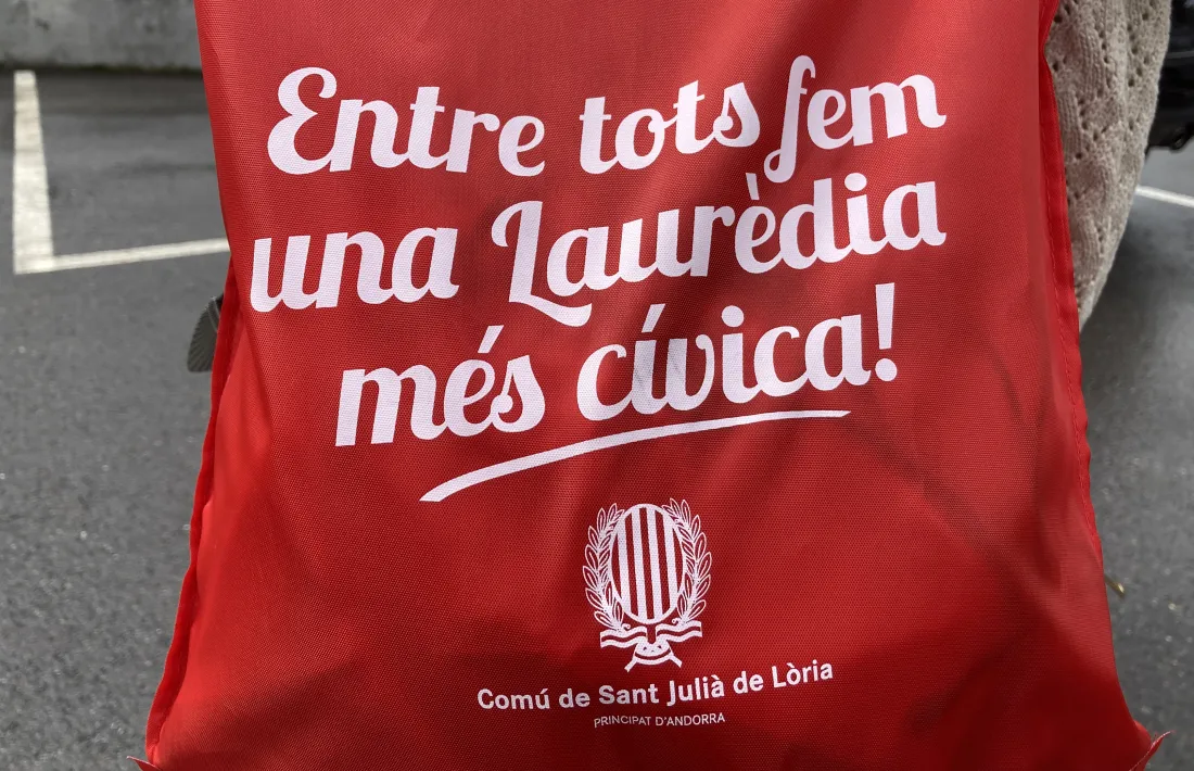 Bossa que entrega el Comú a les persones que tinguin gossos censats a la parròquia laurediana.