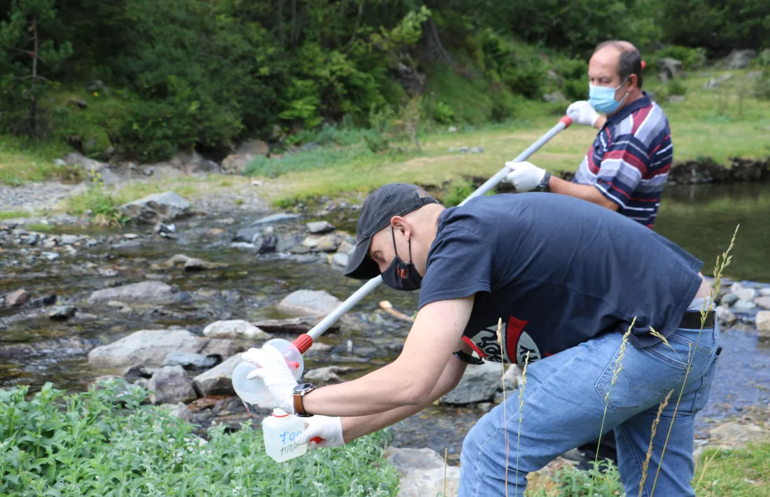 Mostreig de la qualitat de l'aigua en una de les 37 estacions que Medi Ambient té repartides pel país.