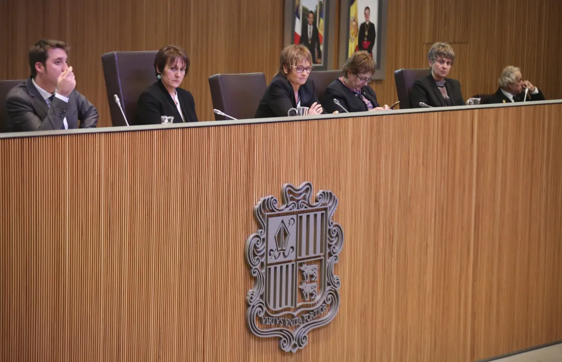 En les al·legacions presentades des de Sindicatura només es justifiquen dues de les cinc contractacions directes.