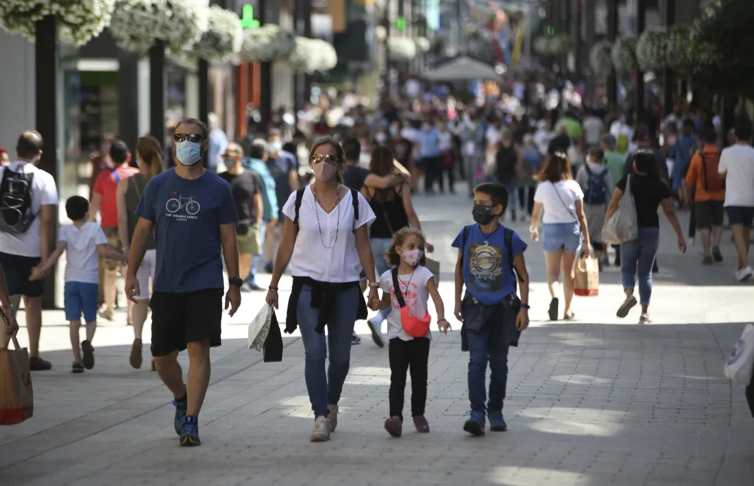 Visitants omplint de gom a gom l’eix comercial, ahir al migdia. 
